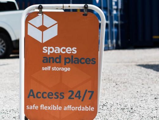 https://www.spaces-and-places.co.uk/self-storage-units-manchester/ website